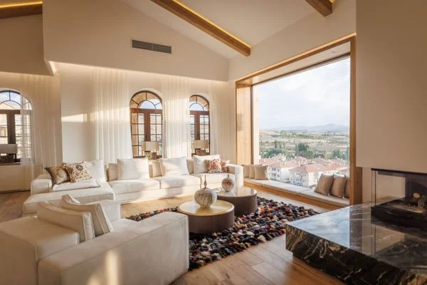 Wohnzimmer mit Panoramafenster